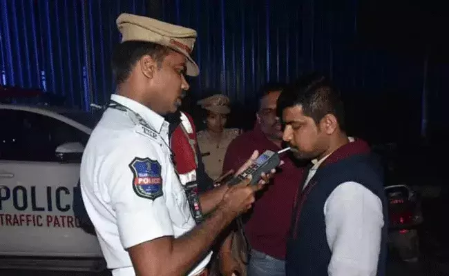 Drunk and Drive: డ్రంక్ అండ్ డ్రైవ్ కేసుల్లో తెలంగాణ హైకోర్టు కీలక ఆదేశాలు Drunk and Drive: డ్రంక్ అండ్ డ్రైవ్ కేసుల్లో తెలంగాణ హైకోర్టు కీలక ఆదేశాలు