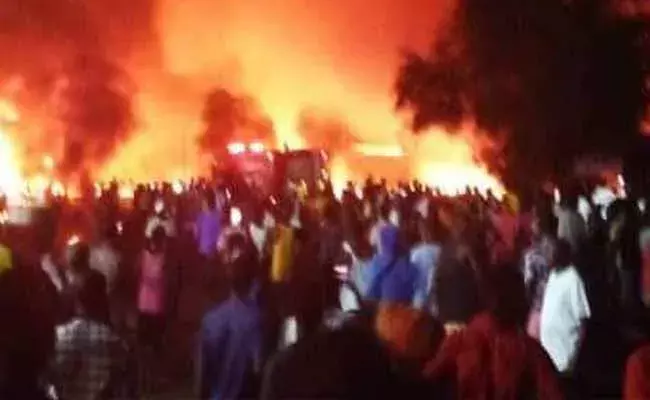 fuel tanker : ఆయిల్‌ కోసం ఎగబడ్డారు.. ఒక్కసారిగా పేలడంతో ...!