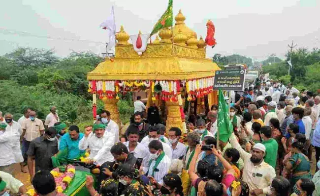 Amaravati Farmers Padayatra: పాదయాత్ర సమయంలో రైతుల ప్రత్యేక పూజలు..