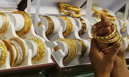 Gold and Silver Rates Today: వెండి ధరలు పెరుగుతుండగా.. బంగారం నిలకడగా.. Gold and Silver Rates Today: వెండి ధరలు పెరుగుతుండగా.. బంగారం నిలకడగా..
