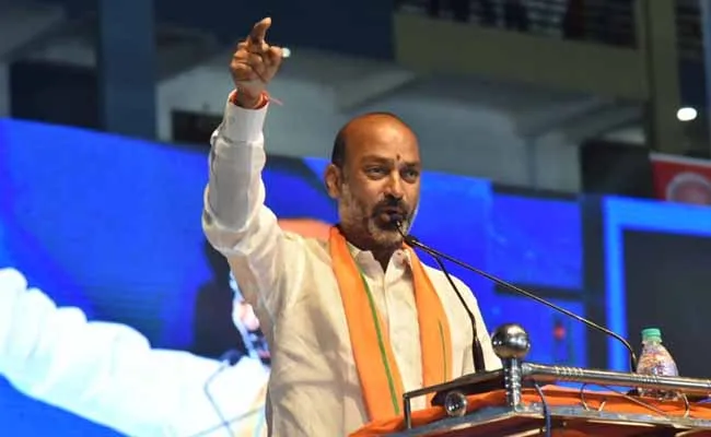 Bandi sanjay : దళితుడ్ని సీఎం చేయకపోవడానికి కారణాలేంటి..! Bandi sanjay : దళితుడ్ని సీఎం చేయకపోవడానికి కారణాలేంటి..!
