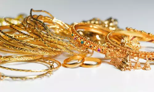 Gold and Silver Rates Today: గుడ్ న్యూస్.. చాలారోజుల తర్వాత బంగారం ధర తగ్గుముఖం.. Gold and Silver Rates Today: గుడ్ న్యూస్.. చాలారోజుల తర్వాత బంగారం ధర తగ్గుముఖం..