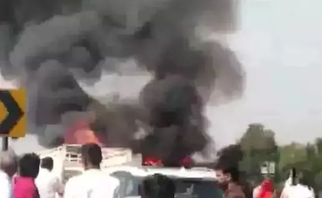 Rajasthan Bus Accident: రాజస్థాన్లో ఘోర రోడ్డు ప్రమాదం.. పలువురు సజీవ దహనం.. Rajasthan Bus Accident: రాజస్థాన్లో ఘోర రోడ్డు ప్రమాదం.. పలువురు సజీవ దహనం..