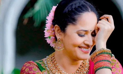 Anasuya Bharadwaj: గుండు కొట్టించుకోవడానిక్కూడా సిద్ధమే..: అనసూయ Anasuya Bharadwaj: గుండు కొట్టించుకోవడానిక్కూడా సిద్ధమే..: అనసూయ