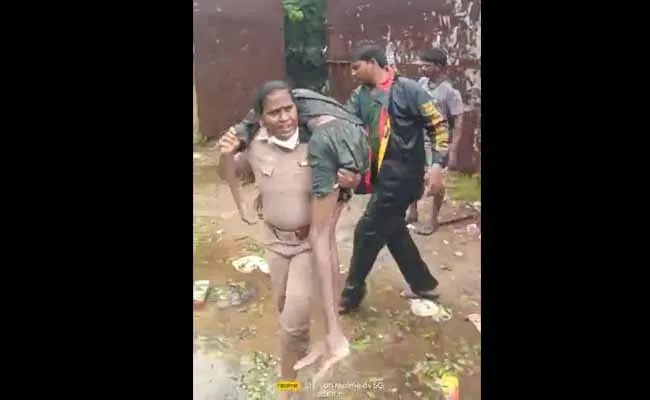 Chennai : హ్యట్సాఫ్ మేడమ్.. వ్యక్తి మృతదేహాన్ని భుజం పై వేసుకొని..! Chennai : హ్యట్సాఫ్ మేడమ్.. వ్యక్తి మృతదేహాన్ని భుజం పై వేసుకొని..!