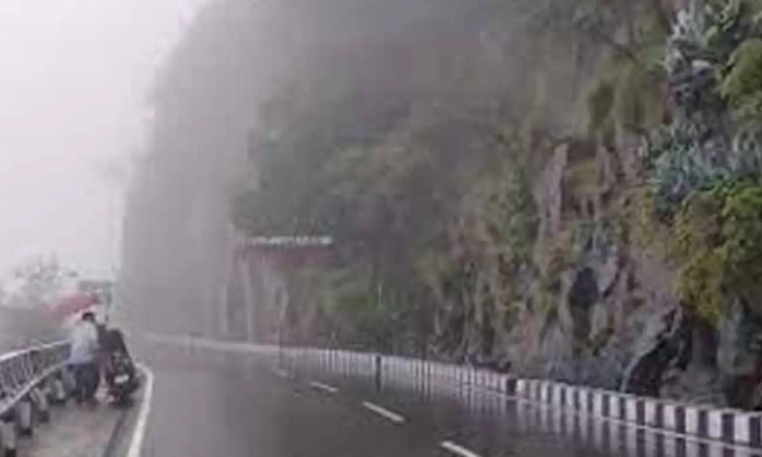 Tirumala Rain : తిరుమలలో భారీ వర్షం.. ఒకటి, రెండో ఘాట్ రోడ్డులు మూసివేత Tirumala Rain : తిరుమలలో భారీ వర్షం.. ఒకటి, రెండో ఘాట్ రోడ్డులు మూసివేత