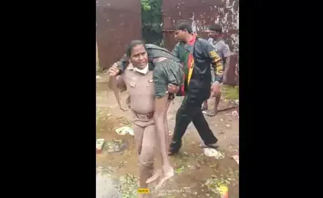 Chennai :  హ్యట్సాఫ్ మేడమ్.. వ్యక్తి మృతదేహాన్ని భుజం పై వేసుకొని..!