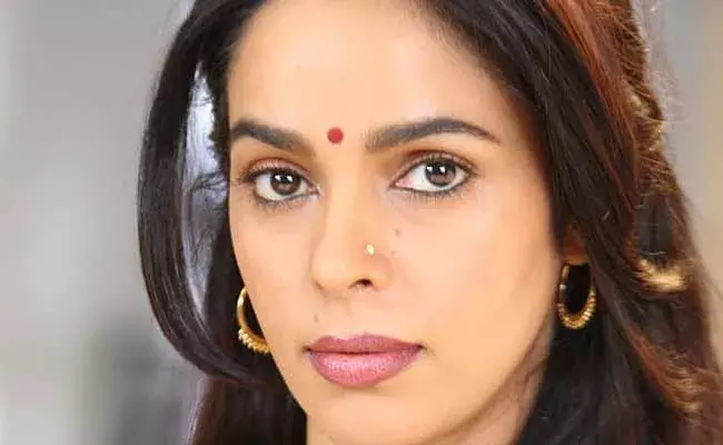 Mallika Sherawat : ఆ నిర్మాత తన నడుము మీద చపాతీలు వేడి చేస్తానన్నాడు..! Mallika Sherawat : ఆ నిర్మాత తన నడుము మీద చపాతీలు వేడి చేస్తానన్నాడు..!