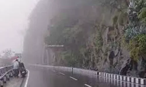 Tirumala Rain :  తిరుమలలో భారీ వర్షం.. ఒకటి, రెండో ఘాట్ రోడ్డులు మూసివేత Tirumala Rain :  తిరుమలలో భారీ వర్షం.. ఒకటి, రెండో ఘాట్ రోడ్డులు మూసివేత