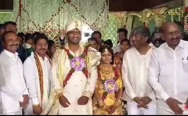 డిప్యూటీ స్పీకర్ పద్మారావు గౌడ్ కూతురు వివాహానికి హాజరైన ఎమ్మెల్యే ఈటెల డిప్యూటీ స్పీకర్ పద్మారావు గౌడ్ కూతురు వివాహానికి హాజరైన ఎమ్మెల్యే ఈటెల