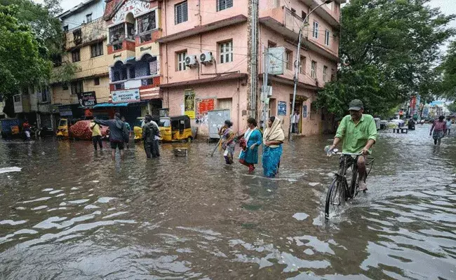 Chennai: చెన్నైను ముంచెత్తుతున్న వర్షాలు.. Chennai: చెన్నైను ముంచెత్తుతున్న వర్షాలు..