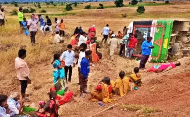 Vikarabad Road Accident: వికారాబాద్ మర్పల్లి మండలంలో ఘోర రోడ్డు ప్రమాదం Vikarabad Road Accident: వికారాబాద్ మర్పల్లి మండలంలో ఘోర రోడ్డు ప్రమాదం