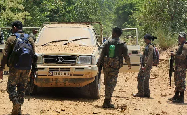 Maharashtra Encounter: పోలీసులు, మావోల మధ్య ఎదురుకాల్పులు.. నలుగురు మావోలు మృతి.. Maharashtra Encounter: పోలీసులు, మావోల మధ్య ఎదురుకాల్పులు.. నలుగురు మావోలు మృతి..