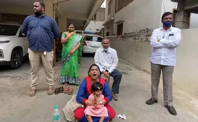 అదనపు కట్నం కోసం భర్త వేధింపులు.. ఆందోళనకు దిగిన భార్య ..! అదనపు కట్నం కోసం భర్త వేధింపులు.. ఆందోళనకు దిగిన భార్య ..!