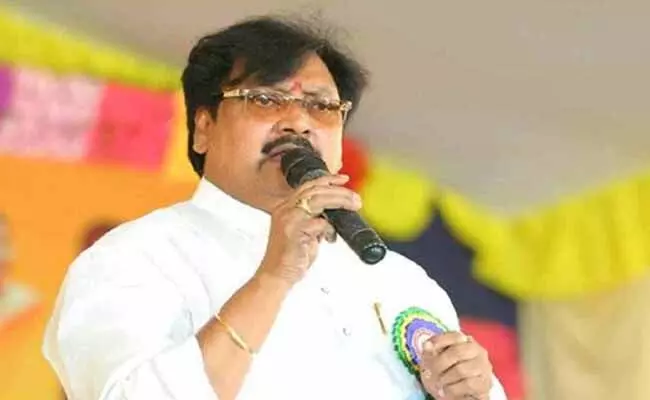 వివేకా హత్య జరిగిన రోజే హంతకులెవరో జగన్కు తెలుసు: వర్ల రామయ్య వివేకా హత్య జరిగిన రోజే హంతకులెవరో జగన్కు తెలుసు: వర్ల రామయ్య