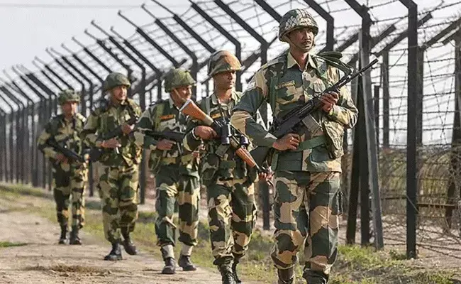 BSF Recruitment 2021: పదవతరగతి అర్హతతో బీఎస్ఎఫ్ ఉద్యోగాలు.. జీతం రూ.21,700 నుంచి రూ.69,100 వరకు.. BSF Recruitment 2021: పదవతరగతి అర్హతతో బీఎస్ఎఫ్ ఉద్యోగాలు.. జీతం రూ.21,700 నుంచి రూ.69,100 వరకు..
