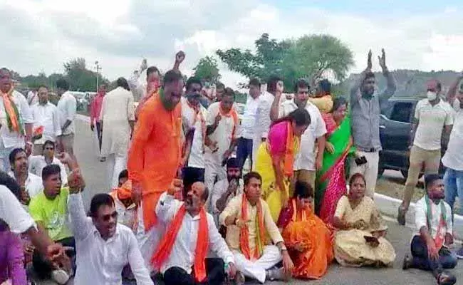 Bandi sanjay :  ఉద్రిక్తతకు దారితీసిన బండి సంజయ్ పర్యటన..! Bandi sanjay :  ఉద్రిక్తతకు దారితీసిన బండి సంజయ్ పర్యటన..!