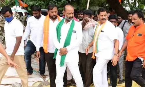 Bandi sanjay : బండి సంజయ్ పర్యటనలో ఉద్రిక్తత ..! Bandi sanjay : బండి సంజయ్ పర్యటనలో ఉద్రిక్తత ..!