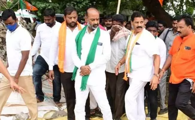 Bandi sanjay : బండి సంజయ్ పర్యటనలో ఉద్రిక్తత ..! Bandi sanjay : బండి సంజయ్ పర్యటనలో ఉద్రిక్తత ..!