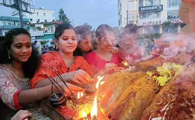 Karthika Masam:  తెలుగు రాష్ట్రాల్లో కార్తీక పౌర్ణమి శోభ.. శివనామస్మరణతో మార్మోగుతున్న ఆలయాలు.. !