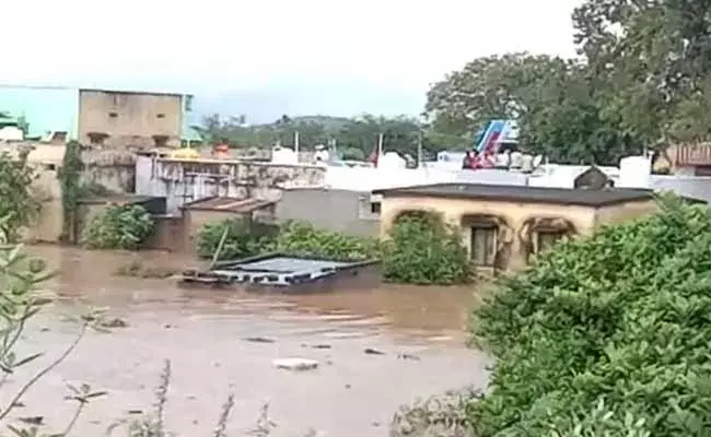 Kadapa Floods: కడప జిల్లాలో వరద బీభత్సం.. 30 మంది గల్లంతు Kadapa Floods: కడప జిల్లాలో వరద బీభత్సం.. 30 మంది గల్లంతు