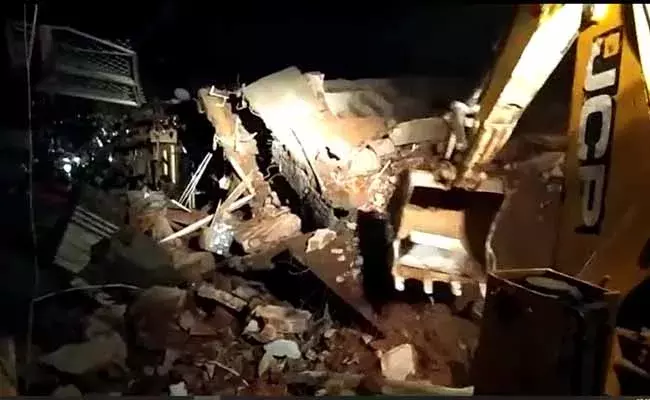 అనంతపురం జిల్లాలో ఘోర ప్రమాదం.. భారీ వర్షాలకు కుప్పకూలిన మూడంతస్తుల భవనం అనంతపురం జిల్లాలో ఘోర ప్రమాదం.. భారీ వర్షాలకు కుప్పకూలిన మూడంతస్తుల భవనం