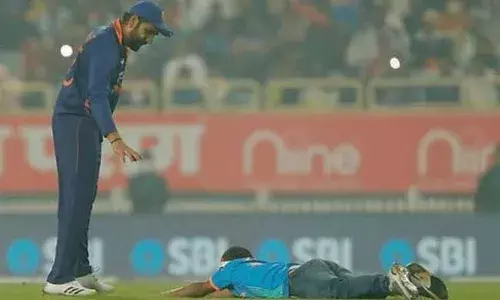 Rohith Sharma : రోహిత్‌ శర్మ పాదాలపై పడిపోయిన అభిమాని..!