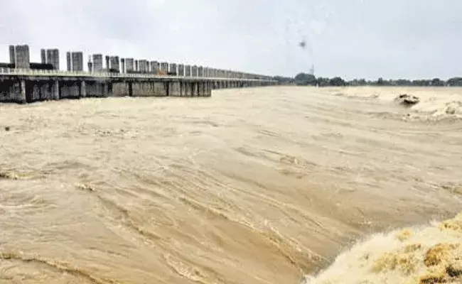 Penna River : పెన్నానదికి పోటెత్తిన వరద.. వాహనాల దారి మళ్లింపు