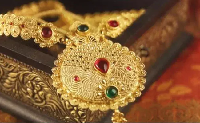 Gold and Silver Rates Today: బంగారం ధరలు తగ్గుముఖం.. వెండి ధరలు నిలకడగా..