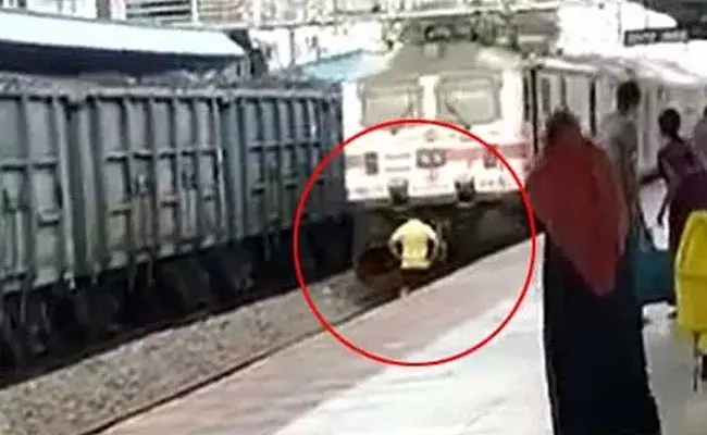 Ramagundam Railway Station: ట్రైన్‌కు ఎదురెళ్లి యువకుడి ఆత్మహత్య.. అందరూ చూస్తుండగానే..