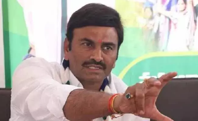 Raghu Rama Krishna Raju :  మూడు రాజధానులపై ప్రభుత్వం వెనక్కు తగ్గడం ప్రజా విజయం: ఎంపీ రఘురామ Raghu Rama Krishna Raju :  మూడు రాజధానులపై ప్రభుత్వం వెనక్కు తగ్గడం ప్రజా విజయం: ఎంపీ రఘురామ