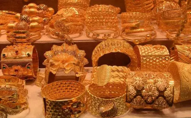 Gold and Silver Rates Today: అటు తగ్గట్లేదు.. ఇటు పెరగట్లేదు.. నిలకడగా బంగారం, వెండి ధరలు.. Gold and Silver Rates Today: అటు తగ్గట్లేదు.. ఇటు పెరగట్లేదు.. నిలకడగా బంగారం, వెండి ధరలు..