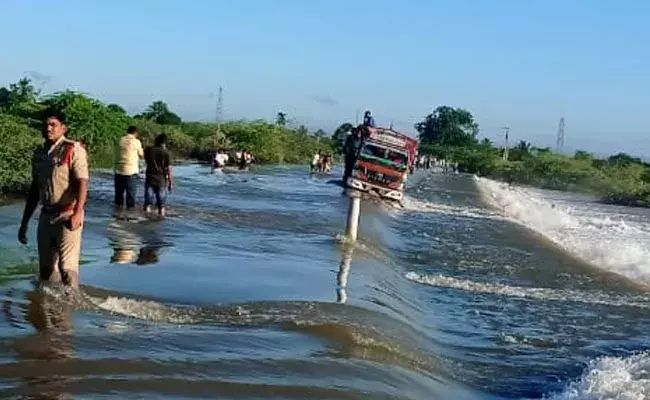 Anantapur: పెన్నా నదిలో చిక్కుకుపోయిన వాహనం.. అందులోని కూలీలను కాపాడే ప్రయత్నం.. Anantapur: పెన్నా నదిలో చిక్కుకుపోయిన వాహనం.. అందులోని కూలీలను కాపాడే ప్రయత్నం..