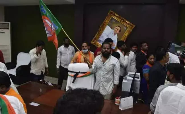 Minister KTR : బీజేపీ కార్పొరేటర్ల విధ్వంసాన్ని ఖండించిన కేటీఆర్