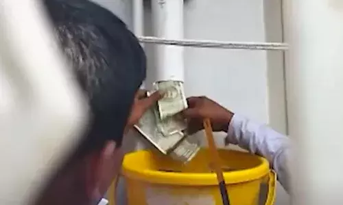 Karnataka : జూనియర్ ఇంజనీర్ ఇంట్లో ఏసీబీ సోదాలు.. డ్రైనేజీ పైపుల్లో డబ్బులు పెట్టి..! Karnataka : జూనియర్ ఇంజనీర్ ఇంట్లో ఏసీబీ సోదాలు.. డ్రైనేజీ పైపుల్లో డబ్బులు పెట్టి..!