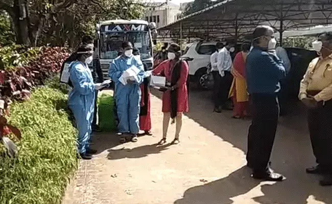SDM College: 66 మంది మెడికల్ కాలేజీ విద్యార్థులకు కరోనా.. అప్రమత్తమైన సిబ్బంది.. SDM College: 66 మంది మెడికల్ కాలేజీ విద్యార్థులకు కరోనా.. అప్రమత్తమైన సిబ్బంది..