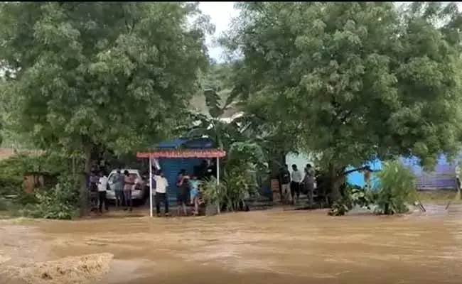 Kadapa : కడప జిల్లాలో బీభత్సం సృష్టించిన వరదలు .. ఆదుకోండి మహాప్రభో అంటూ విలపిస్తున్న జనం..! Kadapa : కడప జిల్లాలో బీభత్సం సృష్టించిన వరదలు .. ఆదుకోండి మహాప్రభో అంటూ విలపిస్తున్న జనం..!