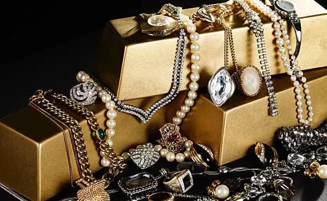 Gold and Silver Rates Today : స్వల్పంగా బంగారం, భారీగా పెరిగిన వెండి ధరలు.. హైదరాబాద్‌లో రేట్లు ఇలా..!