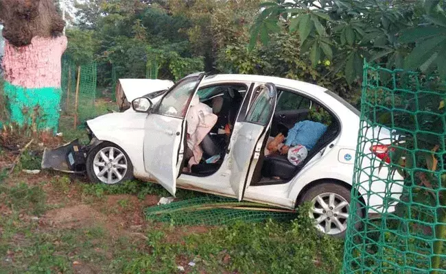 Karimnagar : కరీంనగర్ జిల్లాలో ఘోర రోడ్డు ప్రమాదం.. నలుగురు మృతి Karimnagar : కరీంనగర్ జిల్లాలో ఘోర రోడ్డు ప్రమాదం.. నలుగురు మృతి