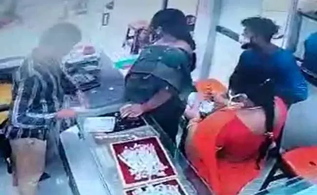 Srikakulam : మహిళా కేడీలు.. మాటల్లో పెట్టి కిలో వెండి చోరి..! Srikakulam : మహిళా కేడీలు.. మాటల్లో పెట్టి కిలో వెండి చోరి..!