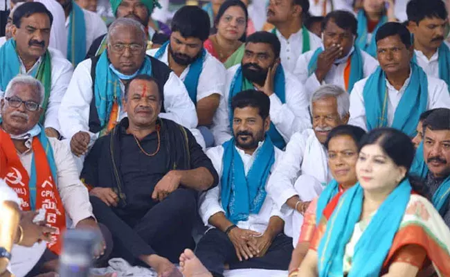 Congress Vari Deeksha: కాంగ్రెస్‌  చేపట్టిన వరి దీక్షలో ఆసక్తికర సన్నివేశం..