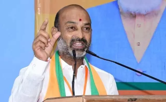 Bandi Sanjay : ప్రజాసంగ్రామయాత్రతో కేసీఆర్లో వణుకు : బండి సంజయ్ Bandi Sanjay : ప్రజాసంగ్రామయాత్రతో కేసీఆర్లో వణుకు : బండి సంజయ్