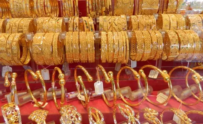 Gold and Silver Rates Today: వరుసగా తగ్గుతున్న బంగారం, వెండి ధరలు.. Gold and Silver Rates Today: వరుసగా తగ్గుతున్న బంగారం, వెండి ధరలు..