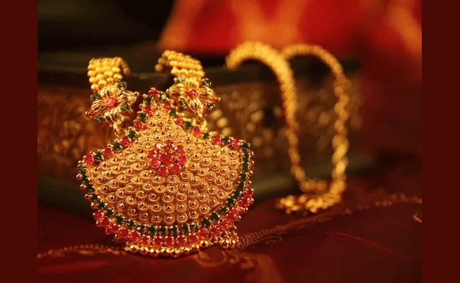 Gold and Silver Rates Today: బంగారం ధర తగ్గింది.. వెండి ధర పెరిగింది..