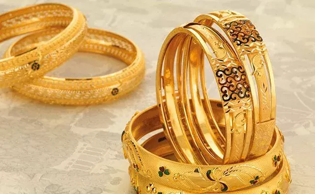 Gold and Silver Rates Today: స్వల్పంగా తగ్గిన బంగారం ధరలు.. భారీగా పెరిగిన వెండి ధరలు.. Gold and Silver Rates Today: స్వల్పంగా తగ్గిన బంగారం ధరలు.. భారీగా పెరిగిన వెండి ధరలు..