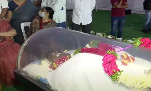 sirivennela seetharama sastry: అభిమానుల సందర్శనార్ధం ఫిల్మ్ ఛాంబర్లో సిరివెన్నెల పార్ధివదేహం.. sirivennela seetharama sastry: అభిమానుల సందర్శనార్ధం ఫిల్మ్ ఛాంబర్లో సిరివెన్నెల పార్ధివదేహం..