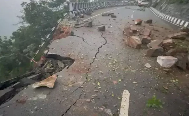 Tirumala Rains: తిరుమల ఘాట్ రోడ్డులో విరిగిపడ్డ కొండచరియలు.. వాహనాల రాకపోకలకు అంతరాయం..