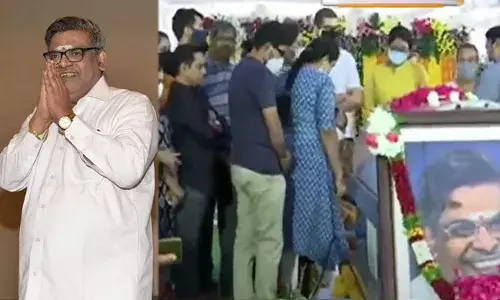 sirivennela seetharama sastry: భారీ సంఖ్యలో ఫిల్మ్ ఛాంబర్కు చేరుకుంటున్న సిరివెన్నెల అభిమానులు, సినీతారలు.. sirivennela seetharama sastry: భారీ సంఖ్యలో ఫిల్మ్ ఛాంబర్కు చేరుకుంటున్న సిరివెన్నెల అభిమానులు, సినీతారలు..
