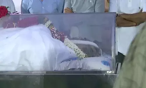 sirivennela seetharama sastry: మరికాసేపట్లో సిరివెన్నెల సీతారామశాస్త్రి అంత్యక్రియలు.. sirivennela seetharama sastry: మరికాసేపట్లో సిరివెన్నెల సీతారామశాస్త్రి అంత్యక్రియలు..