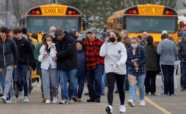 Oxford High School: ఆక్స్‌ఫర్డ్ పాఠశాలలో కాల్పులు.. ముగ్గురు విద్యార్థులు మృతి